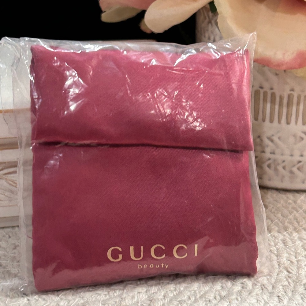 Gucci Beauty | NEW & Sealed Gold Mirror with Floral Pink Pouch ⭐️ - Picture 9 of 11